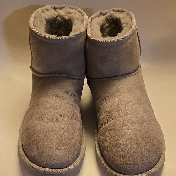 UGG Classic Ultra Mini Gray Fleece-Lined Boots - Picture 4 of 7